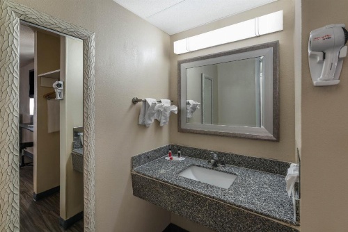 Days Inn by Wyndham Knoxville North image 30