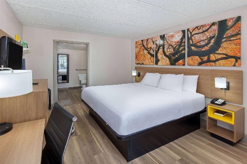 Days Inn by Wyndham Knoxville North image 7