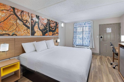 Days Inn by Wyndham Knoxville North image 8